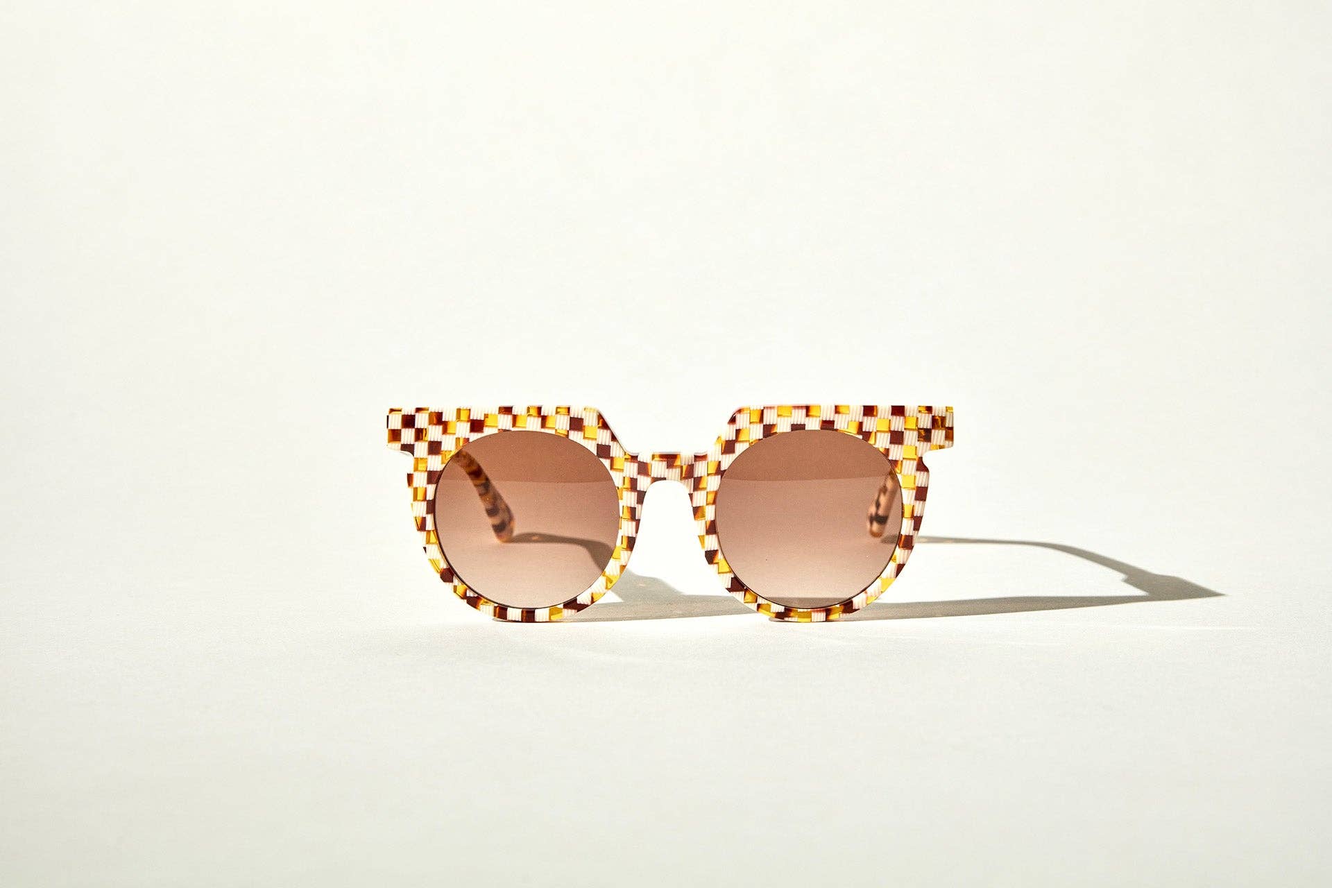 SARDINE - Aster - Toasted Moxie Round Checkered Sunglasses