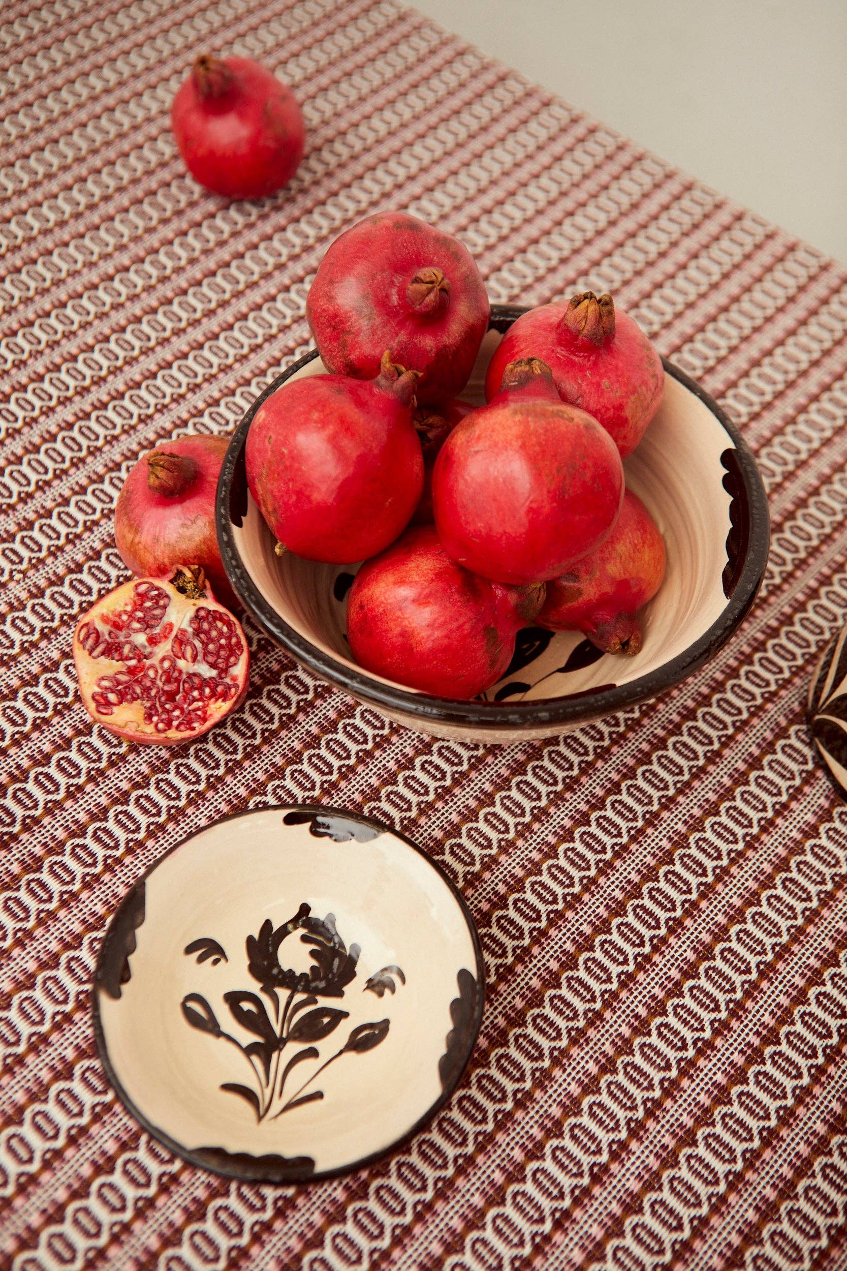 Set of black granaíno ceramic bowls