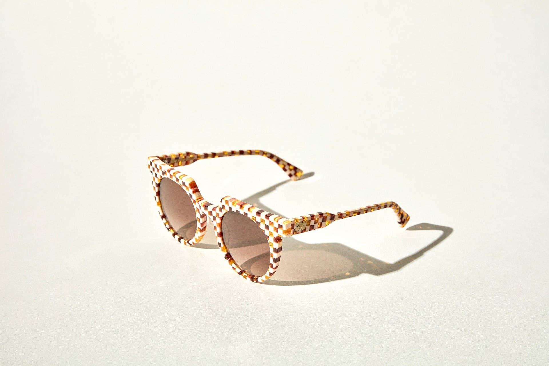 SARDINE - Aster - Toasted Moxie Round Checkered Sunglasses